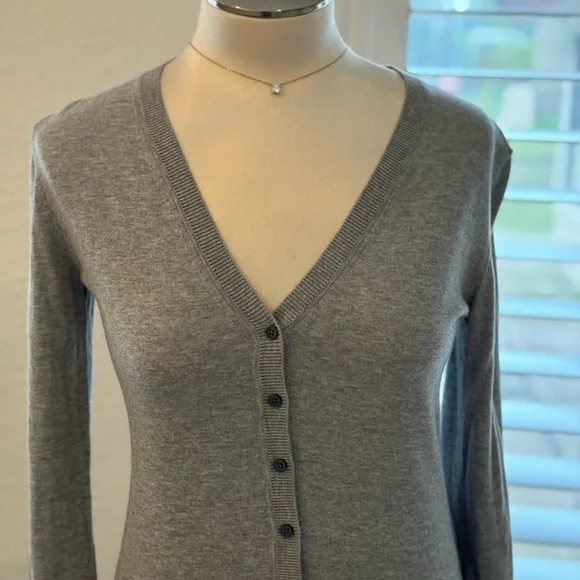 BANANA REPUBLIC GRAY CARDIGAN… SIZE SMALL.. GENTLY USED - Picture 3 of 8